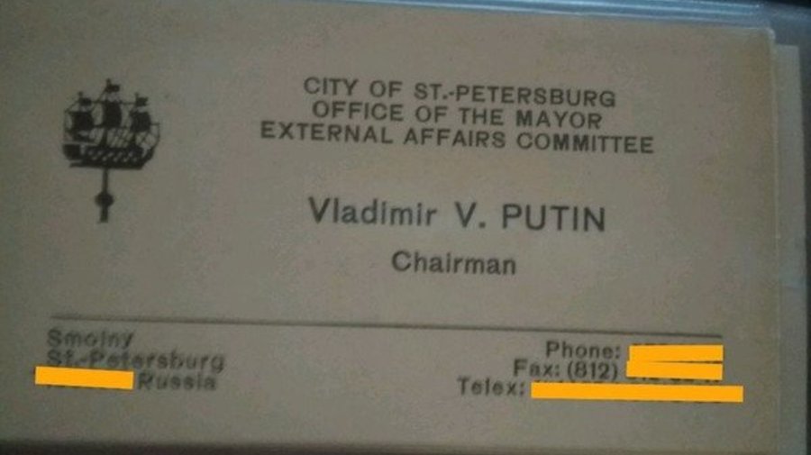 Петербуржец продаёт визитку Путина начала 90-х за 2 миллиона рублей