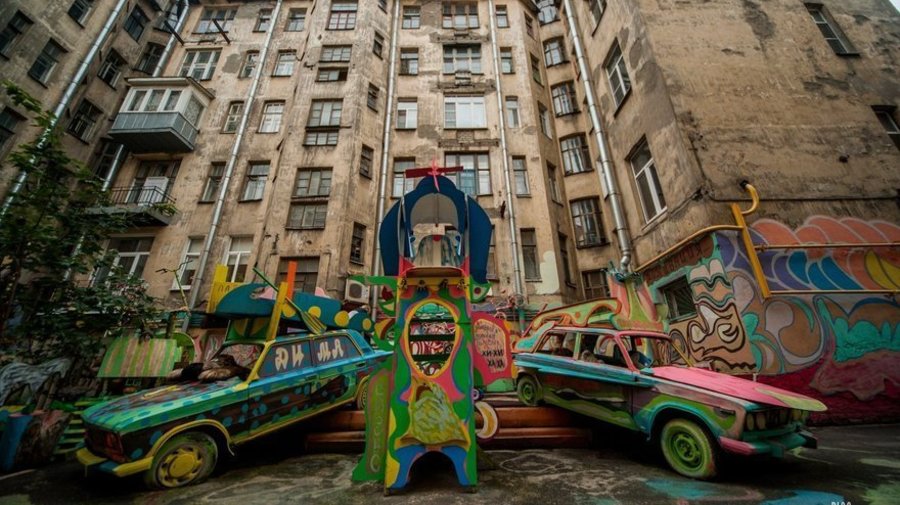 Кислотные рисунки во дворике Нельсона