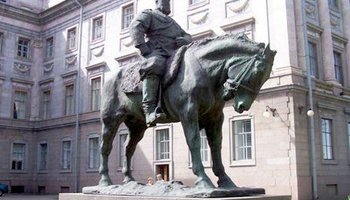 Памятники-путешественники