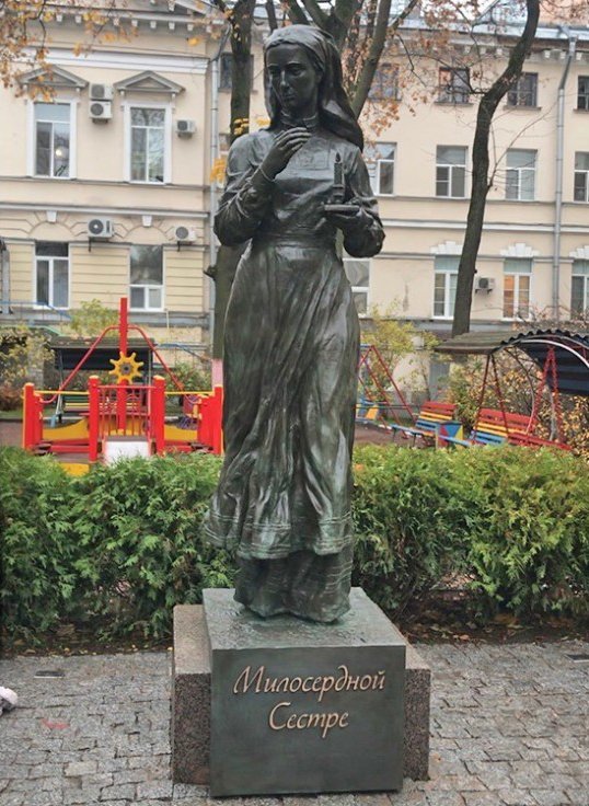 Памятник сестре милосердия появился во доре больницы Марии Магдалины
