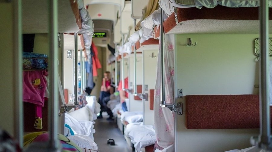 За падение с верхней полки в поезде петербурженка отсудила более 1,3 миллиона рублей