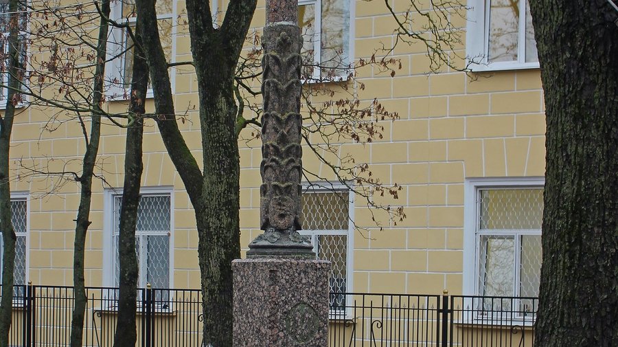 Памятник первому фонарю