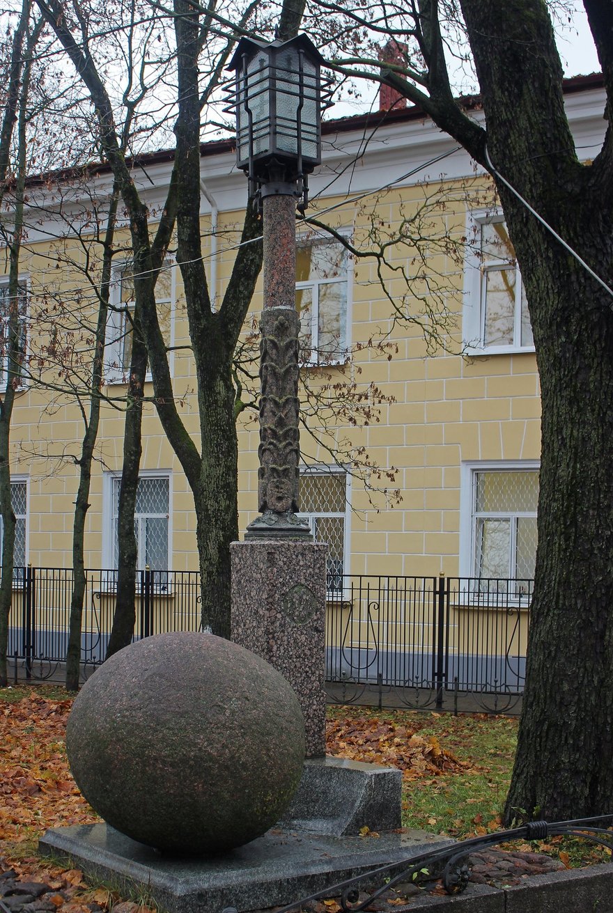 Памятник первому фонарю