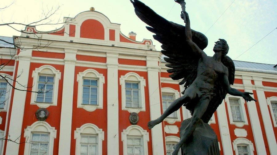 Специалисты рассказали, на какую работу в Петербурге легче всего устроиться, не имея диплома