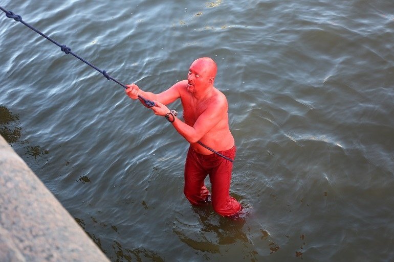 Голову окунают в краску. Купание красного кота картина. Купание красного коня. Красный купаться. Купание красного коня.