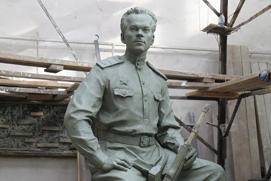 В Петербурге установили памятник Михаилу Калашникову