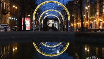 Светящаяся арка на Большой Конюшенной 
