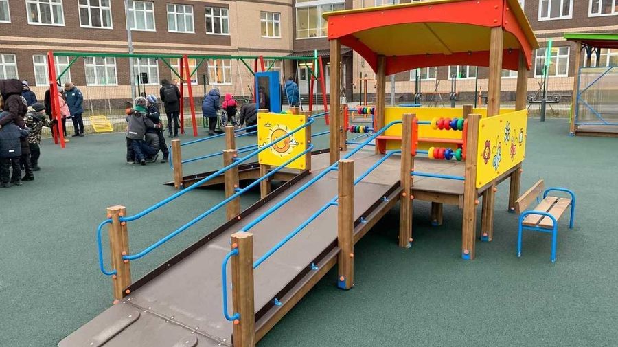 По инициативе горожанина в Петербурге открыли новую инклюзивную детскую площадку