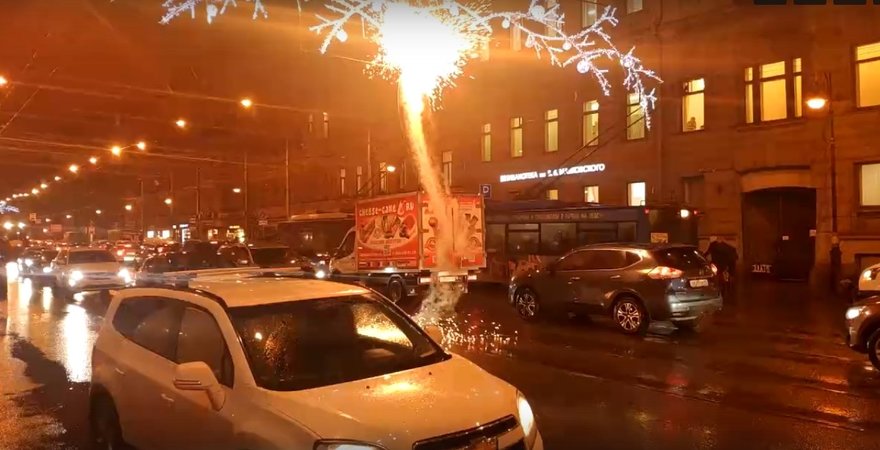 На Литейном сверкает гирлянда: новогоднее украшение выбило искры из троллейбусных проводов