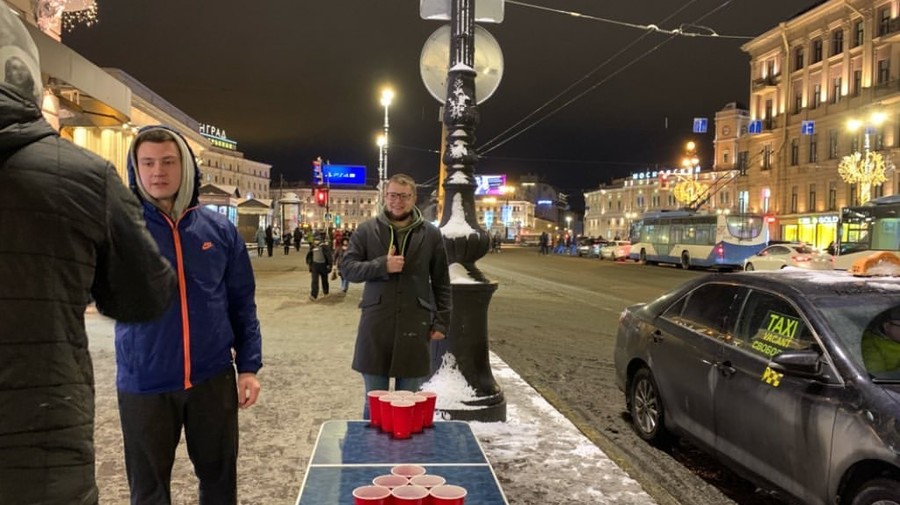 На Невском проспекте устроили турнир по бирпонгу