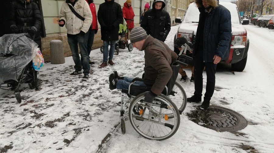 Активисты на инвалидных колясках проверили доступность центра Петербурга