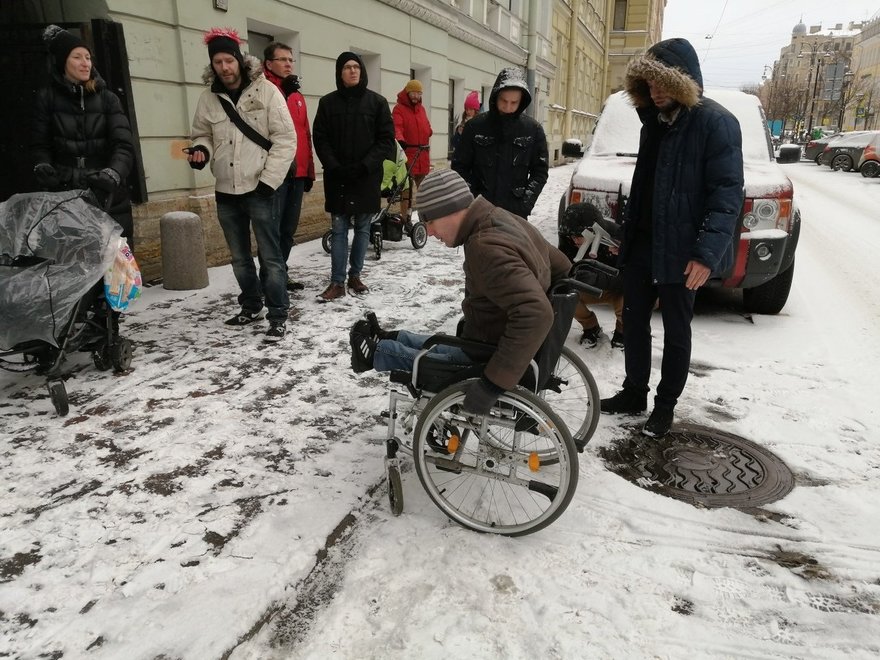 Активисты на инвалидных колясках проверили доступность центра Петербурга