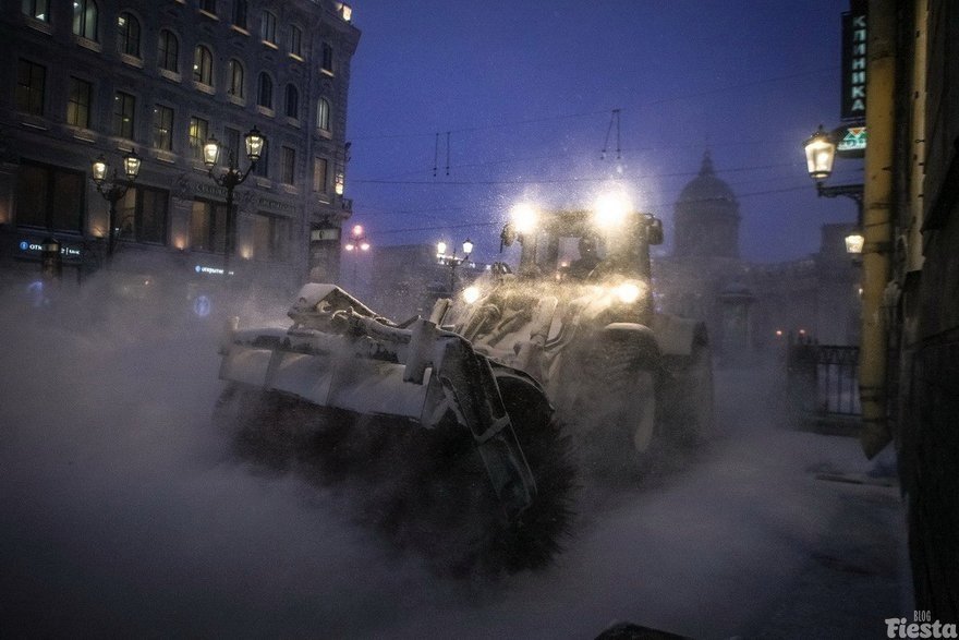 В Петербурге работает горячая линия для недовольных уборкой снега и наледи