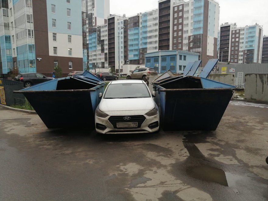 Гений парковки оказался заперт между двух мусорных баков после мести мусоровоза
