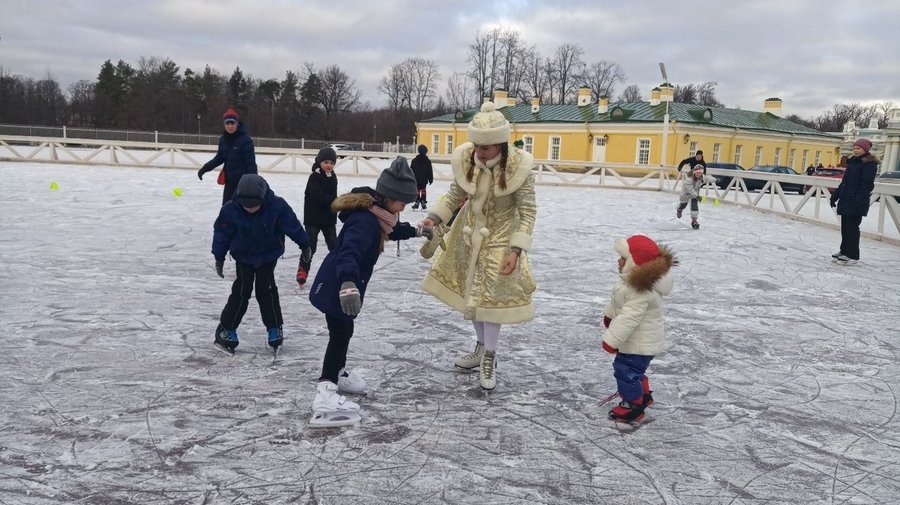 Покататься на коньках с видом на дворец можно в Царском селе