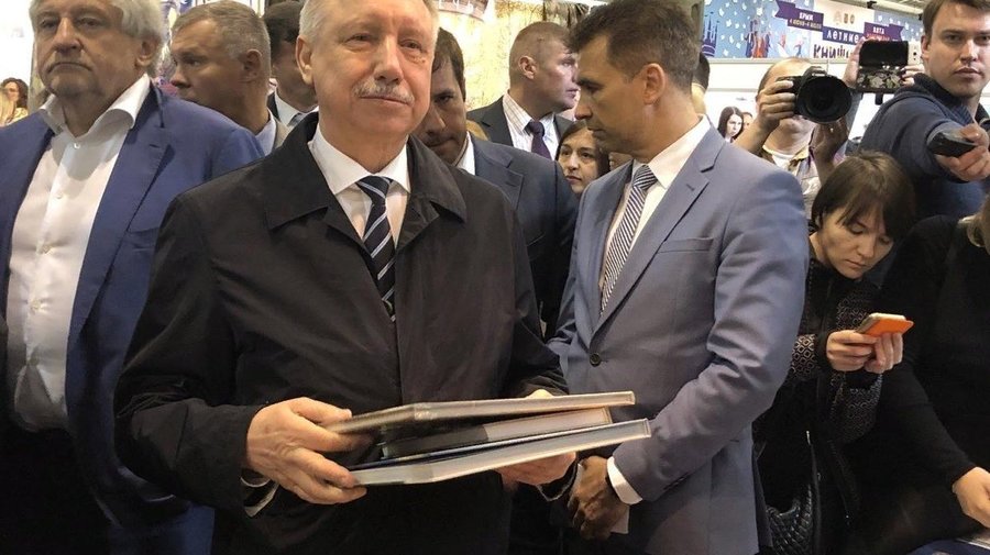 В правительстве Петербурга читают «Мозг: краткое руководство», «Я буду мамой» и краткие содержания за казенный счет