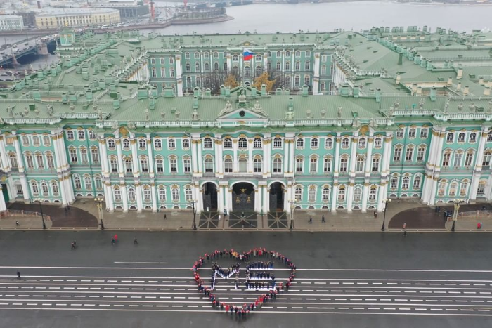 Сотрудники Эрмитажа устроили сердечный флешмоб на Дворцовой