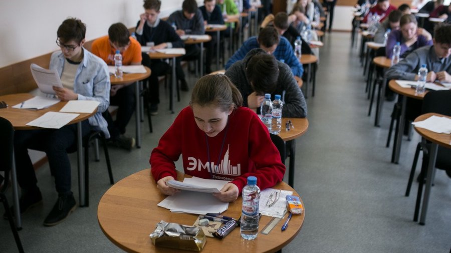 Правительство Петербурга приняло решение наградить победителей и призеров олимпиад денежными премиями