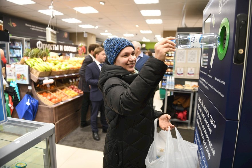 В Петербурге появились первые российские автоматы, которые принимают пластиковые бутылки и алюминиевую упаковку 