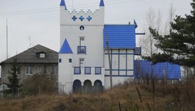 Замок с башенками возле птицефабрики в Синявино