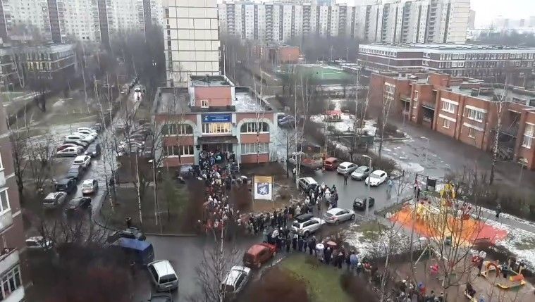 В Невском районе выстроилась многометровая очередь за бесплатными билетами на новогоднюю елку