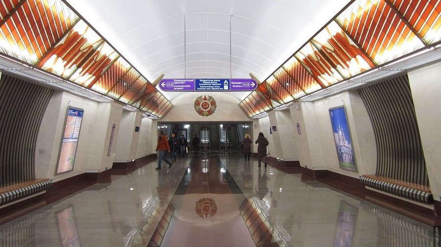 На станции «Проспект Славы» 140 квадратных метров витражей заменили самоклеящейся пленкой