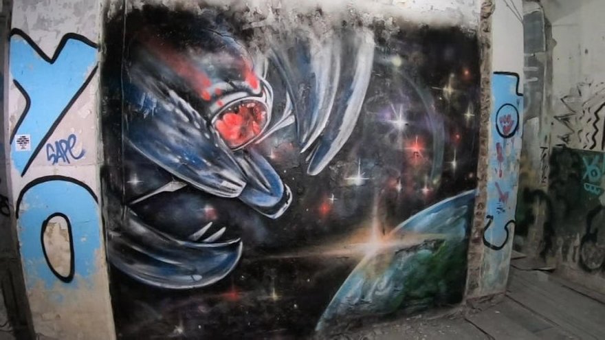 В Петербурге появилось граффити по мотивам фильма «Вторжение»