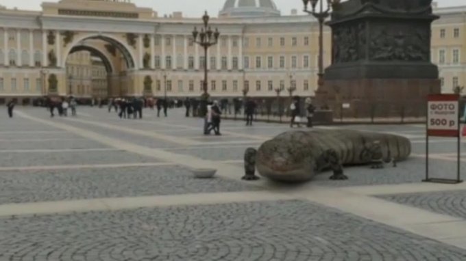 Огромный ящер на Дворцовой предлагает совместное фото за 500 рублей