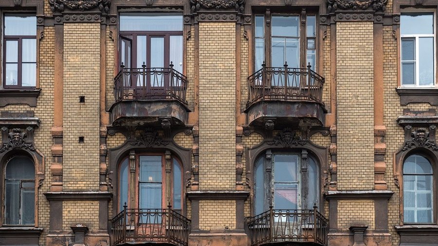 Петербургские чиновники насильно перекрасят пластиковые окна в домах-памятниках в коричневый цвет