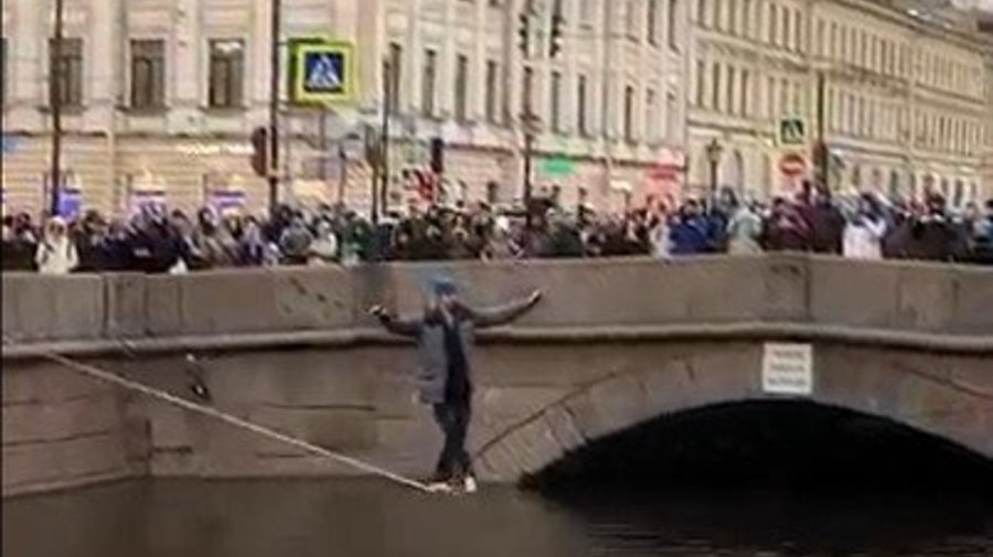 Петербургский канатоходец перешел канал Грибоедова