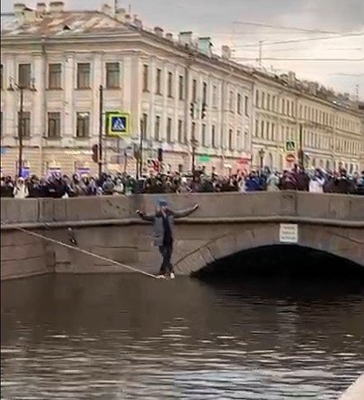 Петербургский канатоходец перешел канал Грибоедова