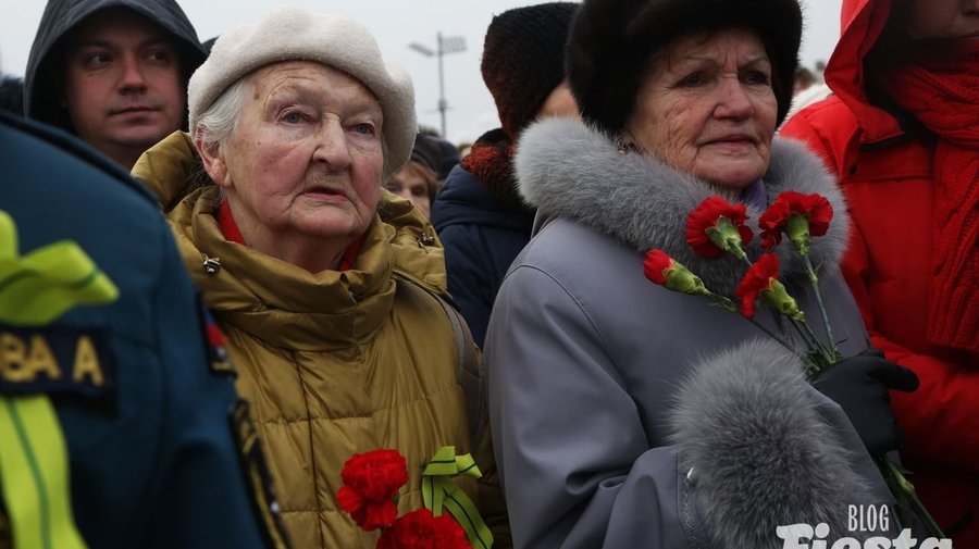 Петербуржцы возложили цветы к Монументу героическим защитникам Ленинграда 