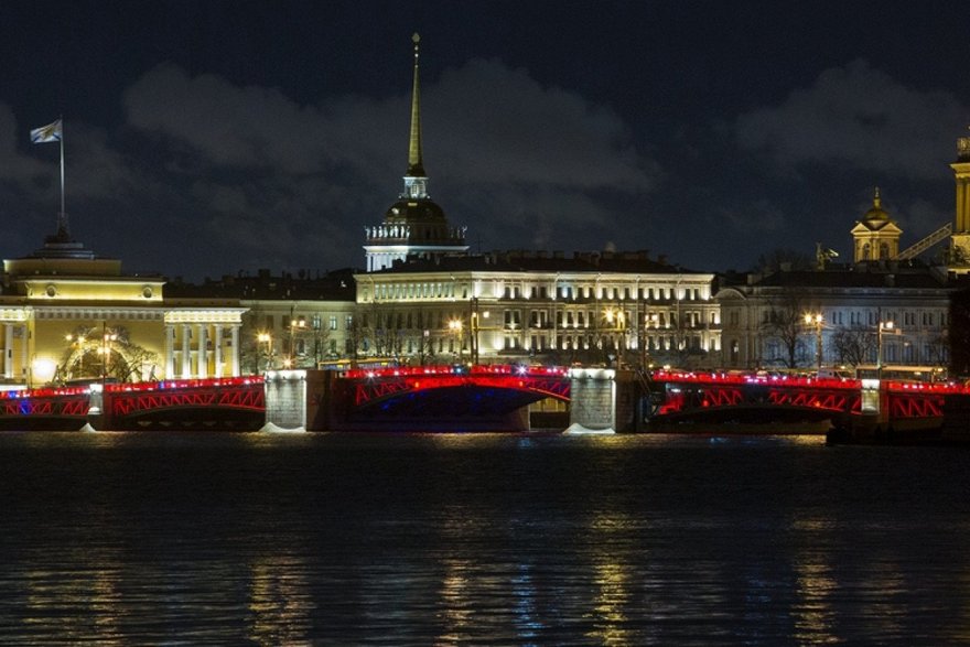Дворцовый мост получил красную подсветку в честь китайского Нового года