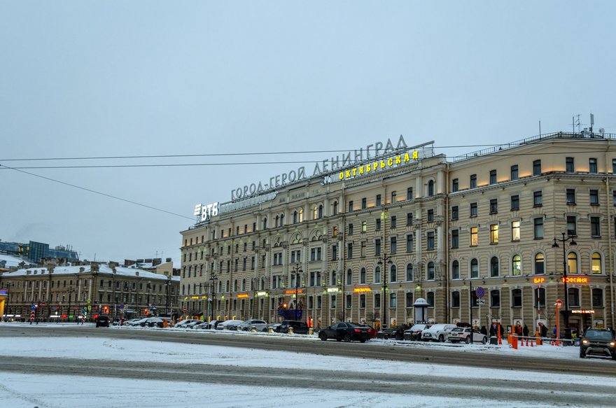 С крыши гостиницы «Октябрьская» снимут рекламные конструкции