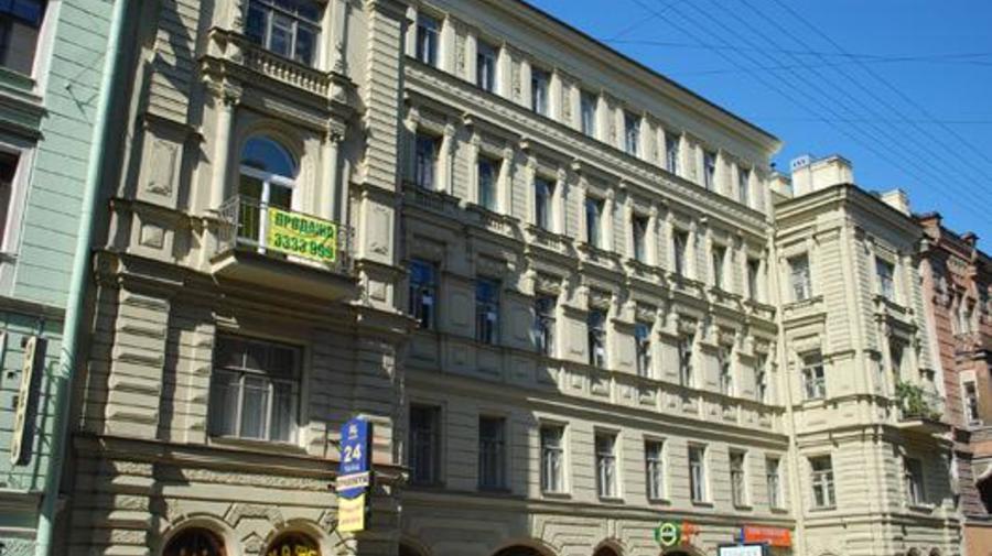В Петербурге продают философский роман вместе с кабинетом, где он написан