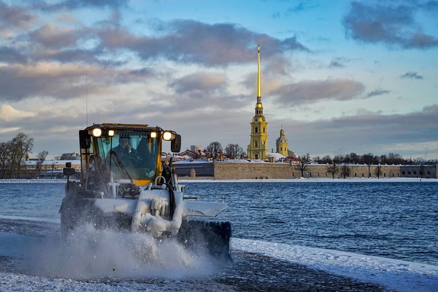 Вечерний снегопад выгнал на улицы Петербурга тысячу снегоуборочных машин