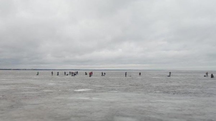 Петербургские рыбаки готовы на все ради корюшки
