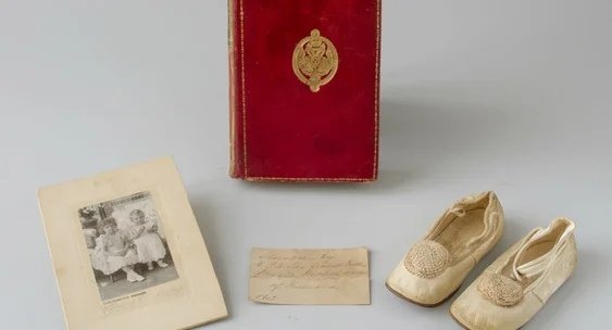 Музей в Петербурге купил на аукционе туфельки российской принцессы