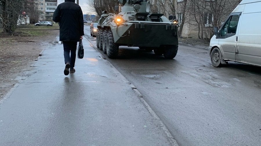 На петербургских улицах заметили военную технику