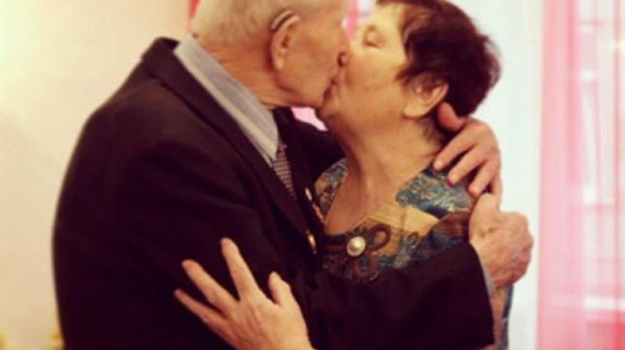 Мужчина 95 лет женился на возлюбленной на 18 лет младше в Волхове