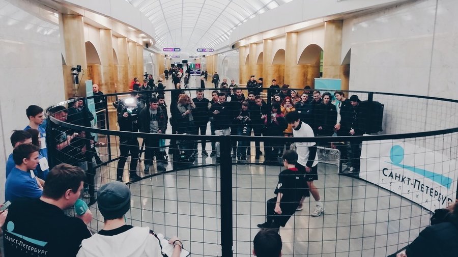 На станции метро «Международная» устроили футбольный матч
