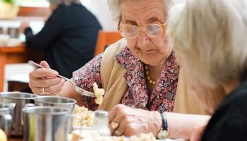 Продуктовая помощь пожилым людям в «Добродомике» 