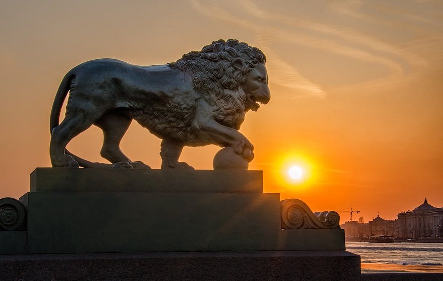 Львы на Дворцовой пристани у Адмиралтейства