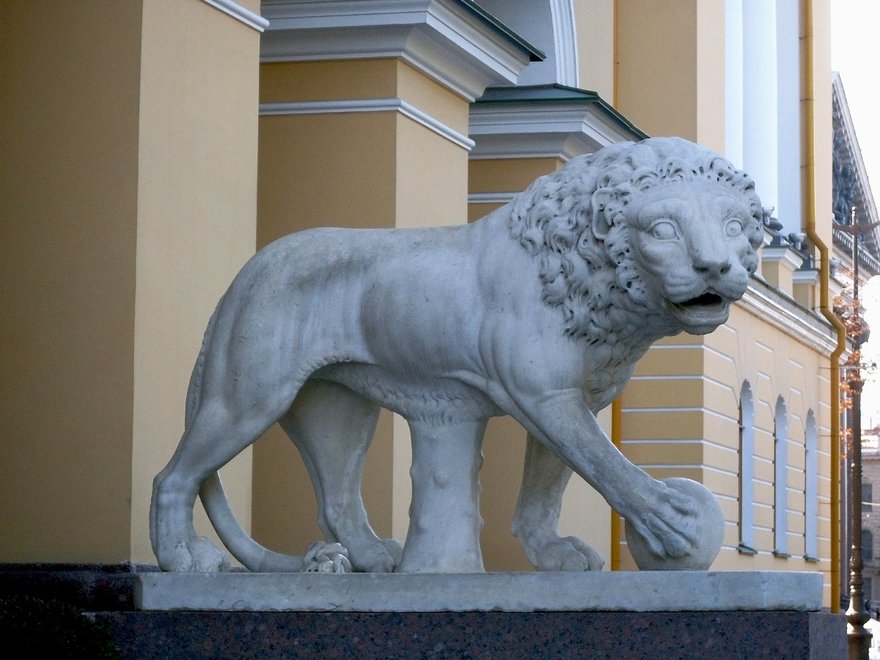 Львы у особняка Лобанова-Ростовского