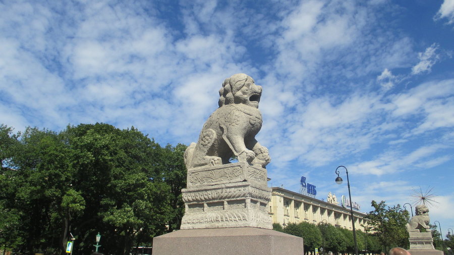 Китайские львы на Петровской набережной