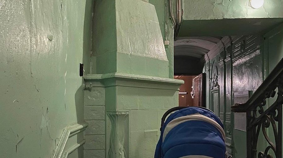 Петербургские краеведы отмыли печь в парадной доходного дома на Петроградской