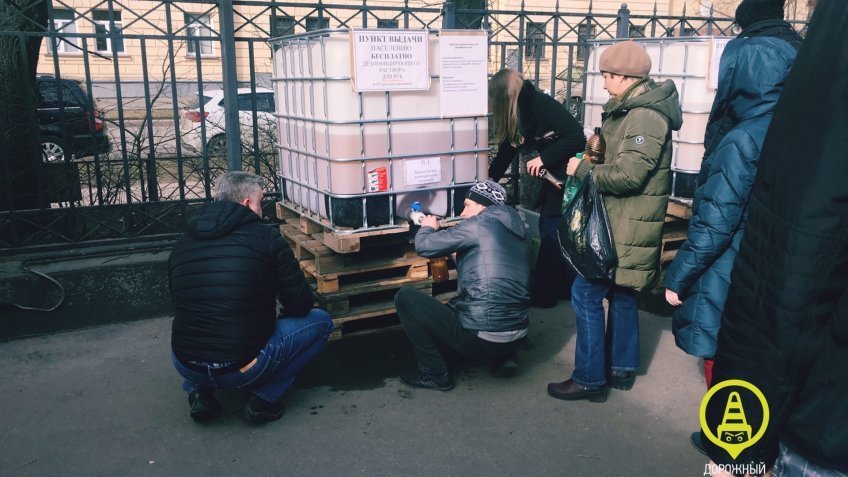 Петербуржцы выстроились в очередь за бесплатным антисептиком 