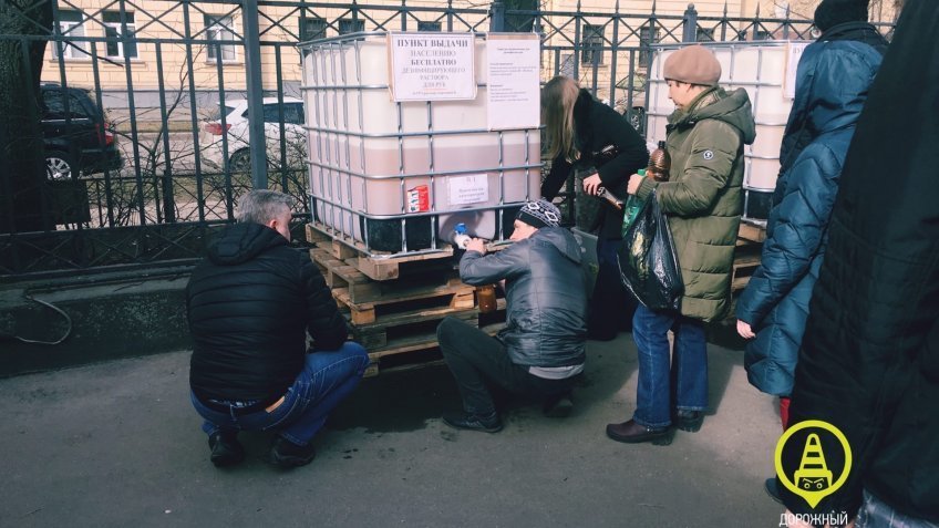 Петербуржцы выстроились в очередь за бесплатным антисептиком