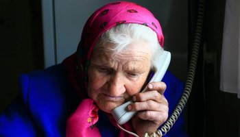В Петербурге заработала бесплатная горячая линия по профилактике вируса для старшего поколения 