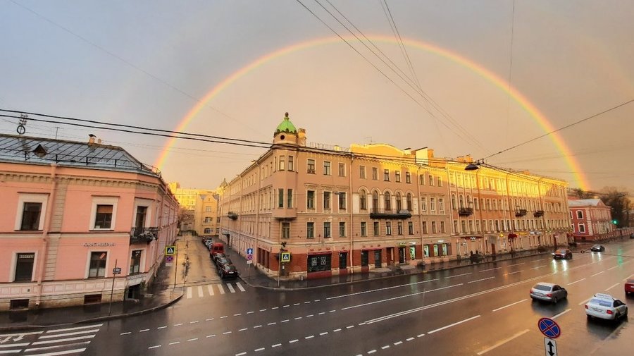 Над Петербургом раскинулась редкая круговая радуга